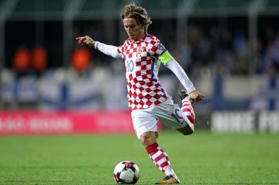  Luka Modric from Croatia kicks the ball during the FIFA World Cup 2018 qualification football match between Croatia and Finland in Rijeka on October 6, 2017.  / AFP PHOTO / STRINGEREditoria: SPOLocal: RijekaIndexador: STRINGERSecao: soccerFonte: AFPFotógrafo: STR