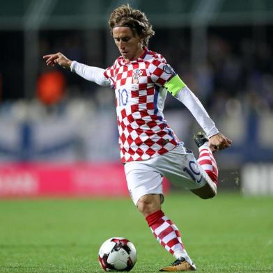  Luka Modric from Croatia kicks the ball during the FIFA World Cup 2018 qualification football match between Croatia and Finland in Rijeka on October 6, 2017.  / AFP PHOTO / STRINGEREditoria: SPOLocal: RijekaIndexador: STRINGERSecao: soccerFonte: AFPFotógrafo: STR