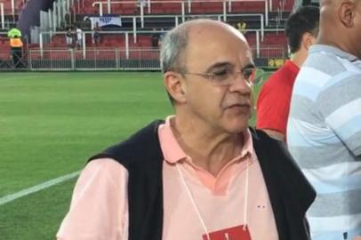 Fortalecendo cada vez mais uma amizade construída dentro do futebol, o presidente do Flamengo, Eduardo Bandeira de Mello, e o diretor Rodrigo Caetano entregaram ao presidente do Avaí, Francisco Battistoti, um kit completo do Rubro-negro antes do jogo de sábado no Rio.