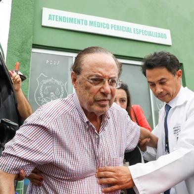 Brazilian lawmaker Paulo Maluf (C), a former mayor of Sao Paulo, is taken to the Legal Medical Institute in Brasilia on December 22, 2017.Maluf was sentenced by the Supreme Court to seven years and nine months in prison for money laundering, in May this year. On December 19, Supreme Court justice Edson Fachin ordered him to immediately begin serving his sentence at a penitentiary in Brasilia. / AFP PHOTO / Sergio LIMA