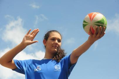  CAXIAS DO SUL, RS, BRASIL (21/12/2017). A caxiense Fernanda Andrade Perini foi convocada para Seleção feminina de vôlei. O professor Fernando Lemos, da UCS, e a mãe Gislei Andrade Perini estão confiantes no potencial da jovem de 13 anos. (Roni Rigon/Pioneiro).