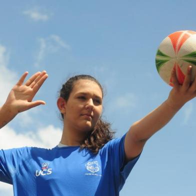  CAXIAS DO SUL, RS, BRASIL (21/12/2017). A caxiense Fernanda Andrade Perini foi convocada para Seleção feminina de vôlei. O professor Fernando Lemos, da UCS, e a mãe Gislei Andrade Perini estão confiantes no potencial da jovem de 13 anos. (Roni Rigon/Pioneiro).