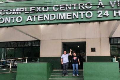 Vereadores Renato Oliveira e Rafael Bueno, membros da comissão de saúde, estiveram no postão para comemorar a revogação de edital da gestão compartilhada do Postão 24 horas. 