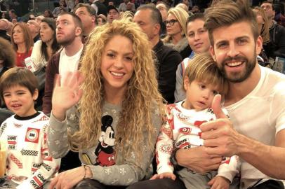  Piqué e Shakira aparecem juntos com os filhos após boatos de separação