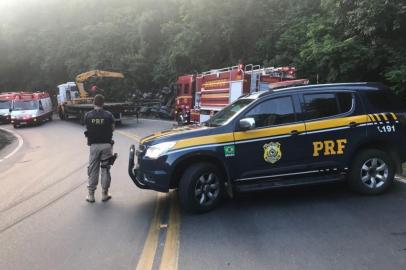 PRF atende acidente no km 195 da BR-470, próximo a ponte do Rio Caí, entre Garibaldi e Veranópolis