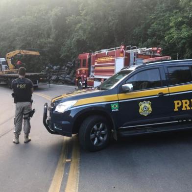 PRF atende acidente no km 195 da BR-470, próximo a ponte do Rio Caí, entre Garibaldi e Veranópolis