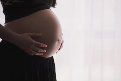 mulher grávida segurando a barriga