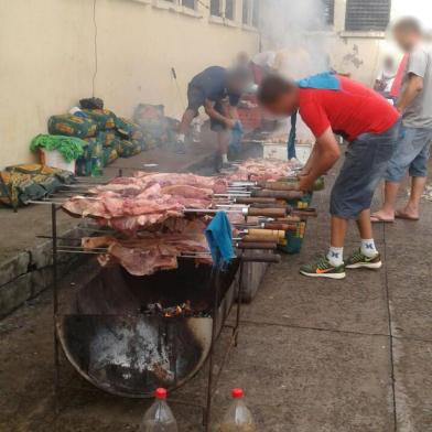  SANTA CRUZ DO SUL, 26/12/2017. Quatro churrasqueiras, com mais de 40 espetos recheados de carne e cerca de 15 sacos de carvão, além de refrigerante à vontade, fizeram parte do Natal no Presídio Regional de Santa Cruz do Sul, no Vale do Rio Pardo. A prática não é ilegal e muito menos incomum nas cadeias gaúchas, mas chama a atenção porque, há pouco mais de um mês, o local foi alvo de uma das maiores fugas da história do sistema prisional no Rio Grande do Sul. (REPRODUÇÃO)