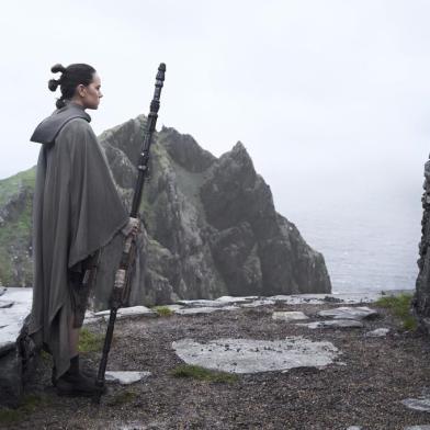 Daisy Ridley como Rey e Mark Hamill como Luke Skywalker em Star Wars: Os Últimos Jedi, episódio 8 da série de filmes criada por George Lucas.