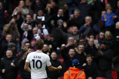  Tottenham Hotspurs English striker Harry Kane celebrates after scoring his third goal, their fifth during the English Premier League football match between Tottenham Hotspur and Southampton at Wembley Stadium in London, on December 26, 2017. / AFP PHOTO / Adrian DENNIS / RESTRICTED TO EDITORIAL USE. No use with unauthorized audio, video, data, fixture lists, club/league logos or live services. Online in-match use limited to 75 images, no video emulation. No use in betting, games or single club/league/player publications.  / Editoria: SPOLocal: LondonIndexador: ADRIAN DENNISSecao: soccerFonte: AFPFotógrafo: STF