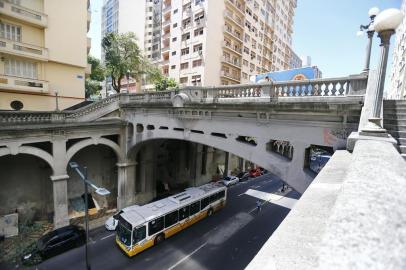  PORTO ALEGRE, RS, BRASIL, 26-12-2017: Moradores de rua ocupam o Viaduto Otávio Rocha, na Avenida Borges de Medeiros, no Centro Histórico de Porto Alegre. (FOTO FÉLIX ZUCCO/AGÊNCIA RBS, Editoria Porto Alegre).