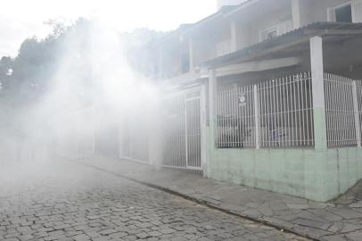 Em três meses de trabalho, técnicos do Serviço Autônomo Municipal de Água e Esgoto (Samae) identificaram 52 ligações irregulares de esgoto por meio da termonebulização em Caxias do Sul. Ao todo, 42 bairros e loteamentos foram vistoriados. Os testes consistem na aplicação de um óleo mineral nos canos de rua. O produto se transforma numa fumaça branca que percorre a tubulação de vasos sanitários, pias, tanques, chuveiros e lavandeiras. Em caso de ligação irregular na rede de esgoto cloacal, a fumaça também será expelida por calhas, ralos de pátios e terrenos ou bocas de lobo.