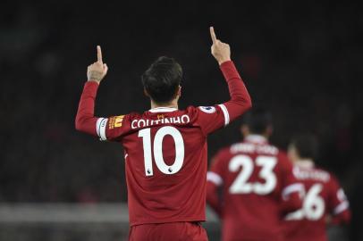  Liverpools Brazilian midfielder Philippe Coutinho celebrates scoring the opening goal of the English Premier League football match between Liverpool and Swansea City at Anfield in Liverpool, north west England on December 26, 2017. / AFP PHOTO / / RESTRICTED TO EDITORIAL USE. No use with unauthorized audio, video, data, fixture lists, club/league logos or live services. Online in-match use limited to 75 images, no video emulation. No use in betting, games or single club/league/player publications.  / Editoria: SPOLocal: LiverpoolIndexador: PAUL ELLISSecao: soccerFonte: AFPFotógrafo: STF