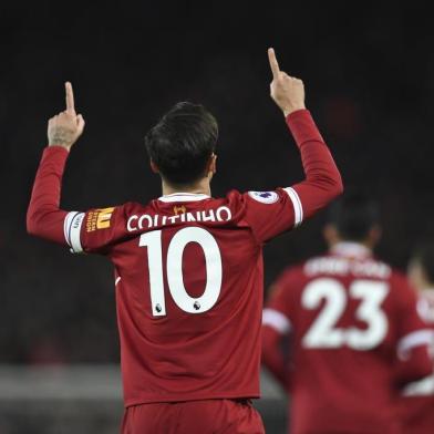  Liverpools Brazilian midfielder Philippe Coutinho celebrates scoring the opening goal of the English Premier League football match between Liverpool and Swansea City at Anfield in Liverpool, north west England on December 26, 2017. / AFP PHOTO / / RESTRICTED TO EDITORIAL USE. No use with unauthorized audio, video, data, fixture lists, club/league logos or live services. Online in-match use limited to 75 images, no video emulation. No use in betting, games or single club/league/player publications.  / Editoria: SPOLocal: LiverpoolIndexador: PAUL ELLISSecao: soccerFonte: AFPFotógrafo: STF