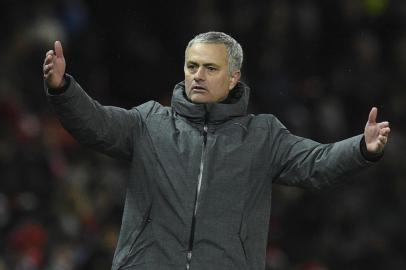  Manchester Uniteds Portuguese manager Jose Mourinho gestures on the thouchline during the English Premier League football match between Manchester United and Manchester City at Old Trafford in Manchester, north west England, on December 10, 2017. / AFP PHOTO / Oli SCARFF / RESTRICTED TO EDITORIAL USE. No use with unauthorized audio, video, data, fixture lists, club/league logos or live services. Online in-match use limited to 75 images, no video emulation. No use in betting, games or single club/league/player publications.  / Editoria: SPOLocal: ManchesterIndexador: OLI SCARFFSecao: soccerFonte: AFPFotógrafo: STR