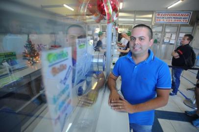  CAXIAS DO SUL, RS, BRASIL 26/12/2017Prêmio da loteria sai para lotérica de Caxias do Sul. Na foto: Diego, proprietário da lotérica São Ciro. (Felipe Nyland/Agência RBS)