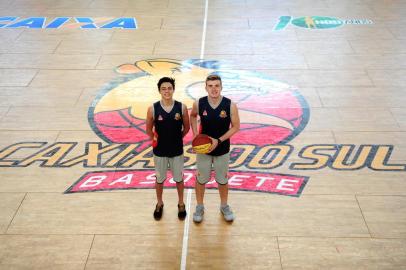  CAXIAS DO SUL, RS, BRASIL, 21/12/2017. Dupla da base do Caxias do Sul Basquete vai fazer intercâmbio na Flórida-EUA. João Víctor Scopel (e), 14, e Lucas Romanzini (d), 16, treinam no Vascão. (Diogo Sallaberry/Agência RBS)