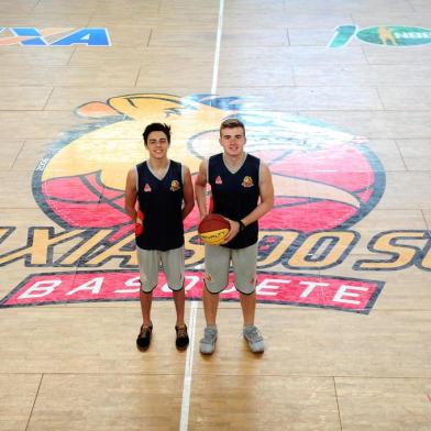  CAXIAS DO SUL, RS, BRASIL, 21/12/2017. Dupla da base do Caxias do Sul Basquete vai fazer intercâmbio na Flórida-EUA. João Víctor Scopel (e), 14, e Lucas Romanzini (d), 16, treinam no Vascão. (Diogo Sallaberry/Agência RBS)