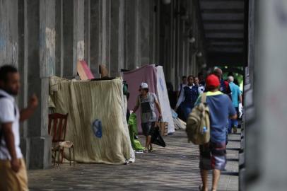  PORTO ALEGRE, RS, BRASIL, 26-12-2017: Moradores de rua ocupam o Viaduto Otávio Rocha, na Avenida Borges de Medeiros, no Centro Histórico de Porto Alegre. (FOTO FÉLIX ZUCCO/AGÊNCIA RBS, Editoria Porto Alegre).