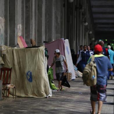  PORTO ALEGRE, RS, BRASIL, 26-12-2017: Moradores de rua ocupam o Viaduto Otávio Rocha, na Avenida Borges de Medeiros, no Centro Histórico de Porto Alegre. (FOTO FÉLIX ZUCCO/AGÊNCIA RBS, Editoria Porto Alegre).