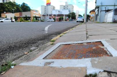  CAXIAS DO SUL, RS, BRASIL, 26/12/2017. Furto de cabos telefônicos e elétricos causa prejuízos para a população, concessionárias de serviços e problemas para polícia, em Caxias. Na foto, moradores concretaram e soldaram a tampa onde ficam os cabos, na rua 13 de Maio, próximo do McDonalds. (Porthus Junior/Agência RBS)