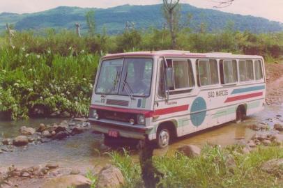 Fotos mostram os problemas que as empresas de transporte enfrentavam para fazer viagens entre a Serra e o Litoral quando a Rota do Sol não era pavimentada.