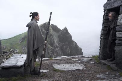 Daisy Ridley como Rey e Mark Hamill como Luke Skywalker em Star Wars: Os Últimos Jedi, episódio 8 da série de filmes criada por George Lucas.