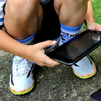  PORTO ALEGRE, RS, BRASIL, 30/12/2014: O menino Heros joga bola no condomínio onde mora com os pais na zona sul que semprelhe educaram para preferir brincadeiras ao ar livre em vez de jogos eletrônicos.  A associação Americana de Pediatria lançou uma página na web com recomendações a pais e pediatras quanto ao impacto que eles têm na saúde das crianças. Dizem que crianças até dois anos, por exemplo, não deveriam mexer nestes equipamentos. (Foto: Carlos Macedo/ Agência RBS)