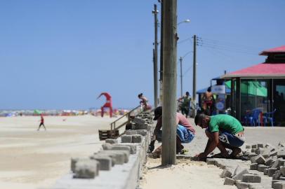  IMBÉ, RS, BRASIL, 26/12/2017 - Degradação das calçadas de Imbé. (FOTOGRAFO: LAURO ALVES / AGENCIA RBS)