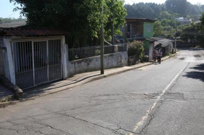  PORTOALEGRE-RS-BR - 27.12.2017rês homens e duas mulheres foram assassinados na madrugada desta quarta-feira (27) na zona leste de Porto Alegre. A chacina aconteceu em duas casas na  Avenida Deputado Adão Prett, no bairro Lomba do Pinheiro.FOTÓGRAFO: TADEUVILANI AGÊNCIARBS