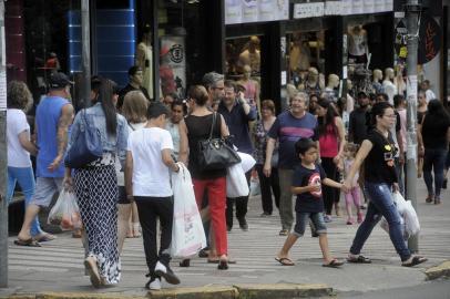  CAXIAS DO SUL, RS, BRASIL, 22/12/2017 - Reportagem confere movimento no centro da cidade em virtude das compras de natal. (Marcelo Casagrande/Agência RBS)