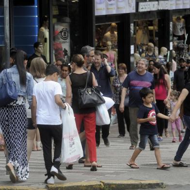  CAXIAS DO SUL, RS, BRASIL, 22/12/2017 - Reportagem confere movimento no centro da cidade em virtude das compras de natal. (Marcelo Casagrande/Agência RBS)