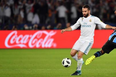  Real Madrids Spanish defender Dani Carvajal (L) is marked by Gremios Brazilian forward  Fernandinho during their FIFA Club World Cup 2017 final football match at Zayed Sports City Stadium in the Emirati capital Abu Dhabi on December 16, 2017. / AFP PHOTO / KARIM SAHIBEditoria: SPOLocal: Abu DhabiIndexador: KARIM SAHIBSecao: soccerFonte: AFPFotógrafo: STF