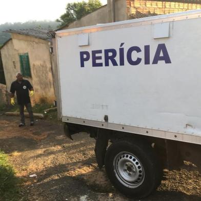 Três homens e duas mulheres foram assassinados na madrugada desta quarta-feira (27) na zona leste de Porto Alegre. A chacina aconteceu em duas casas na  Avenida Deputado Adão Pretto, antigo Beco da Taquara, no bairro Lomba do Pinheiro. 