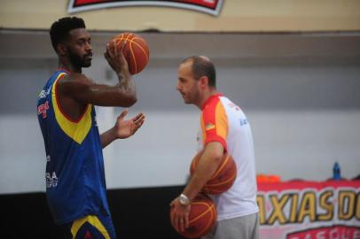  CAXIAS DO SUL, RS, BRASIL (27/12/2017). Caxias do Sul Basquete treina sob o comando de Rodrigo Barbosa, no ginásio do Vascão.   NA FOTO, ALEX PARANHOS e  RODRIGO BARBOSA. (Roni Rigon/Pioneiro).