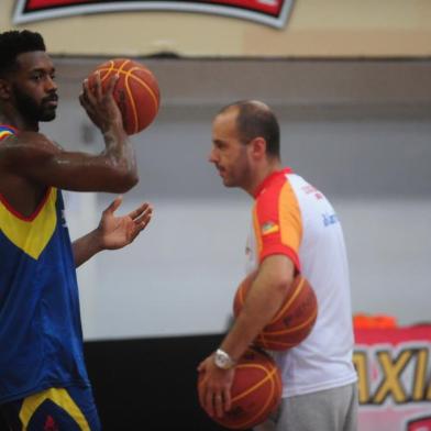  CAXIAS DO SUL, RS, BRASIL (27/12/2017). Caxias do Sul Basquete treina sob o comando de Rodrigo Barbosa, no ginásio do Vascão.   NA FOTO, ALEX PARANHOS e  RODRIGO BARBOSA. (Roni Rigon/Pioneiro).