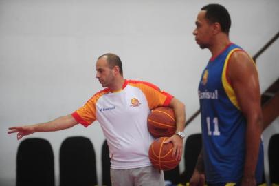  CAXIAS DO SUL, RS, BRASIL (27/12/2017). Caxias do Sul Basquete treina sob o comando de Rodrigo Barbosa (FOTO), no ginásio do Vascão.  (Roni Rigon/Pioneiro).