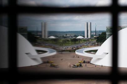 Demonstrators protest against Brazilian President Michel Temer and demanding presidential elections in front of the Museum of the Republic, in the Esplanade of the Ministries in Brasilia on May 21, 2017. The Brazilian Supreme Court has already authorized the opening of an investigation to President Temer, who also faces pressure to resign.  / AFP PHOTO / Andressa Anholete