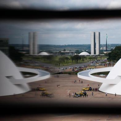 Demonstrators protest against Brazilian President Michel Temer and demanding presidential elections in front of the Museum of the Republic, in the Esplanade of the Ministries in Brasilia on May 21, 2017. The Brazilian Supreme Court has already authorized the opening of an investigation to President Temer, who also faces pressure to resign.  / AFP PHOTO / Andressa Anholete