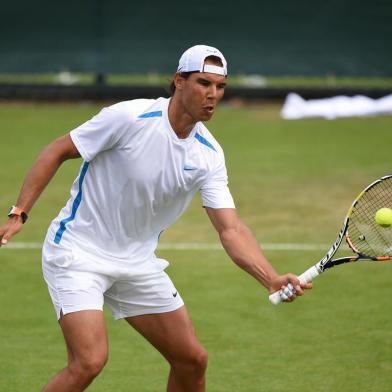 O tenista espanhol Rafael Nadal durante treino preparatório para o torneio de Wimbledon