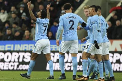  Manchester Citys English midfielder Raheem Sterling (L) celebrates scoring the opening goal during the English Premier League football match between Newcastle United and Manchester City at St James Park in Newcastle-upon-Tyne, north east England on December 27, 2017. / AFP PHOTO / Lindsey PARNABY / RESTRICTED TO EDITORIAL USE. No use with unauthorized audio, video, data, fixture lists, club/league logos or live services. Online in-match use limited to 75 images, no video emulation. No use in betting, games or single club/league/player publications.  / Editoria: SPOLocal: NewcastleIndexador: LINDSEY PARNABYSecao: soccerFonte: AFPFotógrafo: STR