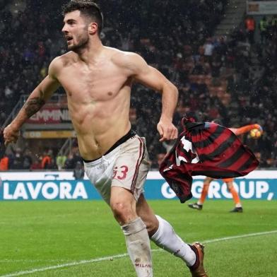  Cutrone marca, na prorrogação, o gol da vitória do Milan sobre a Inter de Milão pelas quartas de final da Copa da Itália