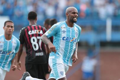 FLORIANÓPOLIS, SC, BRASIL, 26/11/2017: AVAÍ X ATLÉTICO PARANAENSE. Jogo na Ressacada valido pela penúltima rodada do campeonato brasileiro série A. NA FOTO: Gol de Maicon. (Foto: CRISTIANO ESTRELA / DIÁRIO CATARINENSE)