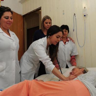  Bento Gonçalves, RS, Brasil (19/12/2017). Cuidado Paliativo zela pela saúde de Frieda Lioba Urnau, idosa que vive sob cuidados especiais. A filha Irene Urnau Pasquali  elogia o atendimento da  médica Tamara Lazzari Zaro Chiele, que conta com o apoio das profissionais  Jones Menezes e Francielle Moro Fuligo e Dalva Menegotto. (Roni Rigon/Pioneiro).