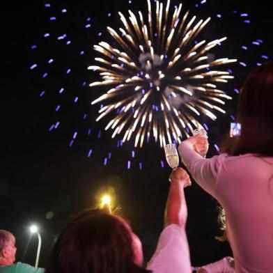  PORTO ALEGRE, RS, BRASIL, 01-01-2016 : Milhares de pessoas comemoraram os últimos momentos de 2015 em Porto Alegre, durante show de fogos de artifício. Foto: André Ávila/Agência RBS, Notícias)