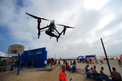  CAPÃO DA CANOAS, RS, BRASIL, 28-12-2017. Bombeiros salva-vidas usam drones na praia. (LAURO ALVES/AGÊNCIA RBS)