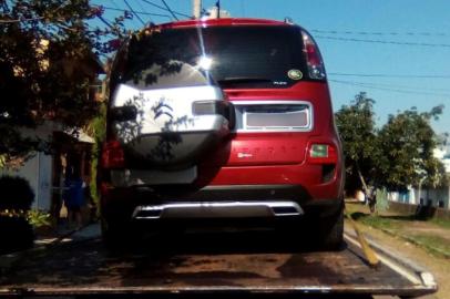 A Brigada Militar recuperou na manhã desta quinta-feira (28) o carro da deputada Maria do Rosário, roubado na noite de quarta-feira (27) na Zona Norte de Porto Alegre. O veículo, um Citroen Aircross , foi localizado na Rua Tércio Cunha Veloso, no bairro Morro Santana. Conforme o major Kefren Castro de Souza, que responde pelo comando do 20º Batalhão de Polícia Militar (BPM), o veículo está com os retrovisores quebrados e com arranhões. 