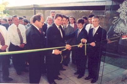 MemóriaInauguração da sede do Legislativo Caxiense em 1996No dia 22 de novembro de 1996, foi inaugurada a atual sede da Câmara de Vereadores de Caxias do Sul. Conforme o livro Os Poderes Fazem História, do jornalista Guiomar Chies, as presidências de Rachel Grazziotin, Getulio Demori, Zoraido Silva, Nelson Suzin e Kalil Sehbe concentraram esforços na obtenção de recursos destinados à viabilização da obra. Na foto, percebe-se o descerramento da fita inaugural pelo deputado estadual José Ivo Sartori, Kalil Sehbe Neto (presidente do Legislativo), Mendes Ribeiro Filho (atual ministro da Agricultura) e o prefeito Mario David Vanin.