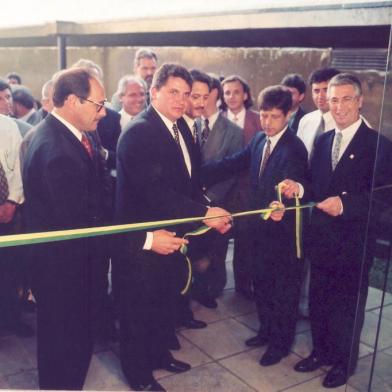 MemóriaInauguração da sede do Legislativo Caxiense em 1996No dia 22 de novembro de 1996, foi inaugurada a atual sede da Câmara de Vereadores de Caxias do Sul. Conforme o livro Os Poderes Fazem História, do jornalista Guiomar Chies, as presidências de Rachel Grazziotin, Getulio Demori, Zoraido Silva, Nelson Suzin e Kalil Sehbe concentraram esforços na obtenção de recursos destinados à viabilização da obra. Na foto, percebe-se o descerramento da fita inaugural pelo deputado estadual José Ivo Sartori, Kalil Sehbe Neto (presidente do Legislativo), Mendes Ribeiro Filho (atual ministro da Agricultura) e o prefeito Mario David Vanin.