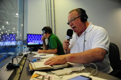  Porto Alegre/RS - Brasil - 19/11/2015 - O narrador da rádio Gaúcha, Pedro Ernesto Denardin, ao lado do comentarista Cleber Grabauska, durante transmissão da partida entre Grêmio x Fluminense, válida pela 35ª rodada do Campeonato Brasileiro 2015, na Arena do Grêmio. A vitória de 1 a 0 do Grêmio, confirmou a equipe gaúcha na Libertadores da América 2016. Foto: Diego Vara/ Agência RBS